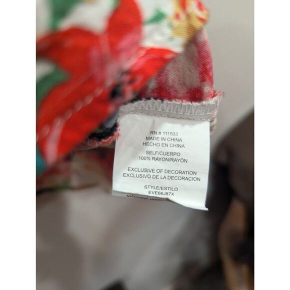 Gorgeous floral Henley neck blouse w/mother of pearl buttons by Fig & Flower 2X - Picture 4 of 10